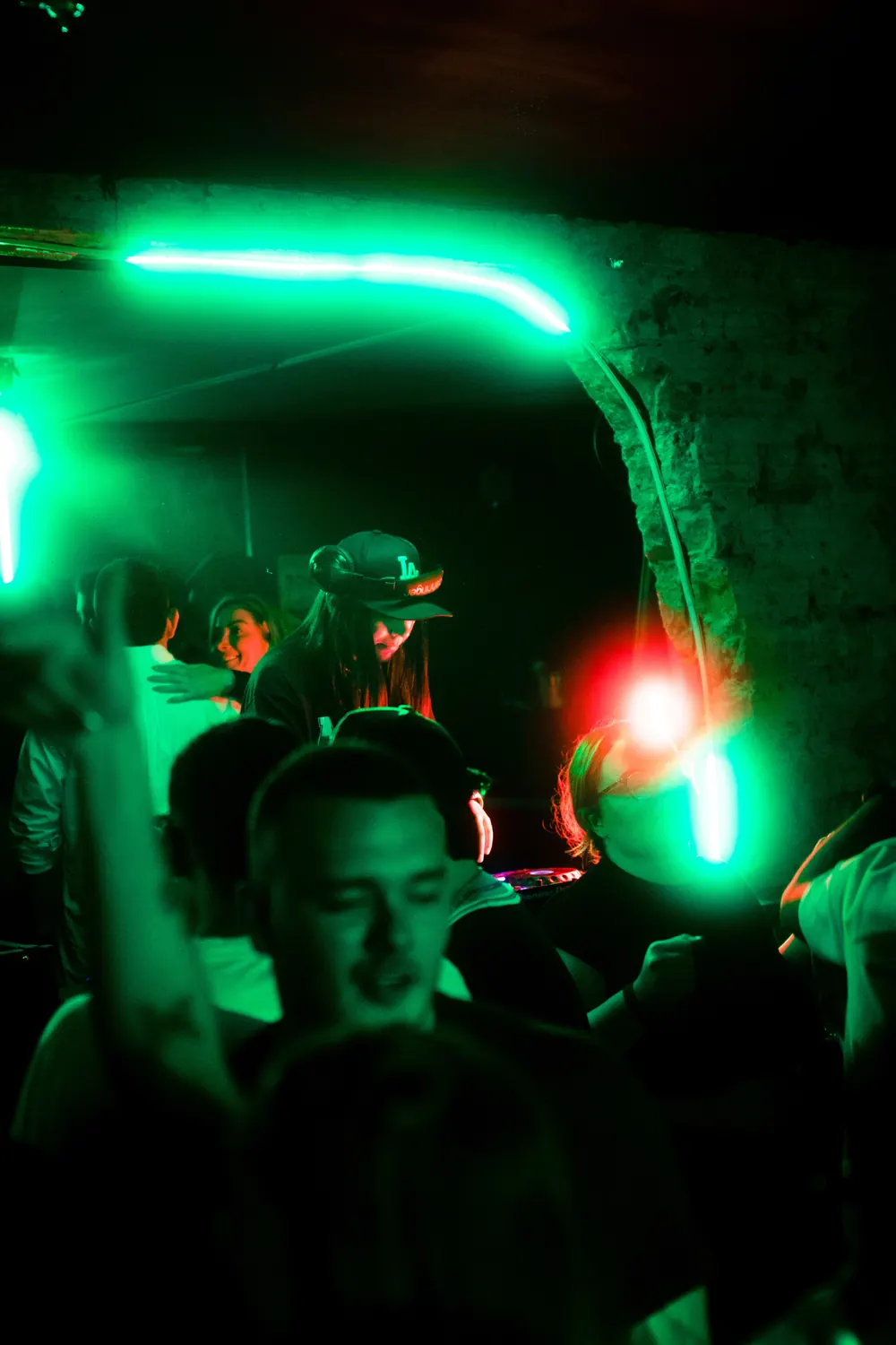 CAMZ en cabina con luces verdes y el público al frente